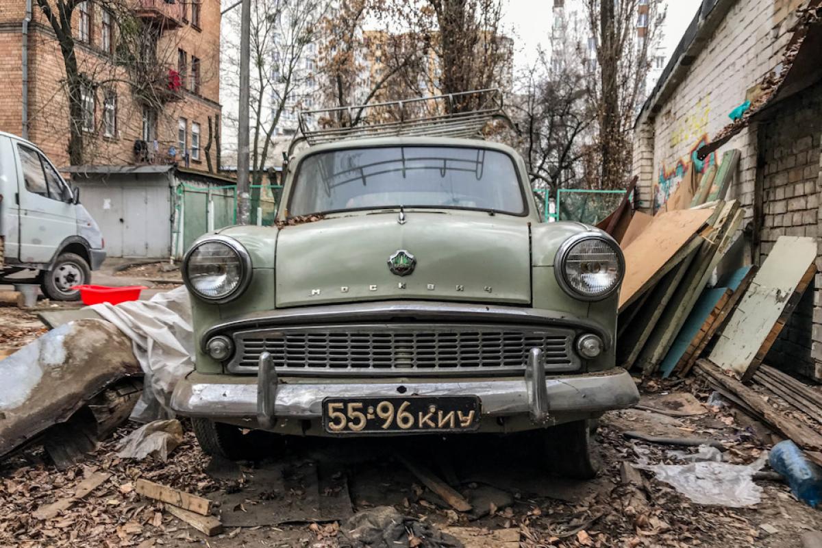 В Киеве при сносе гаражей обнаружили раритет советского автопрома В Киеве при сносе гаражей обнаружили раритет советского автопрома
