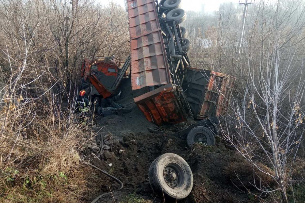 В Лисичанске на спуске с Горы Поповой разбился очередной грузовик