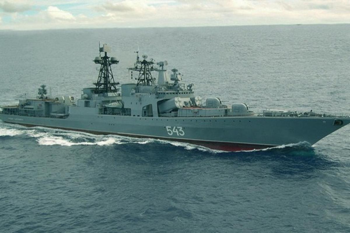 Российские военные корабли накрыло мощным штормом