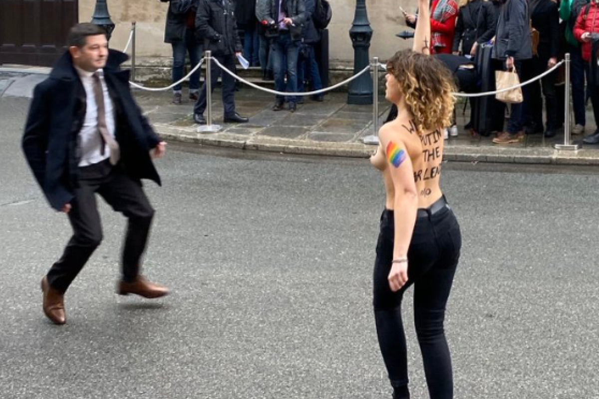 Полуголые активистки Femen устроили протест у Елисейского дворца перед нормандским саммитом