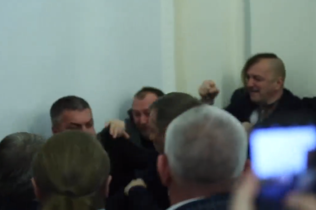 В Верховной Раде произошла драка: депутата от "Слуги народа" увезли в больницу