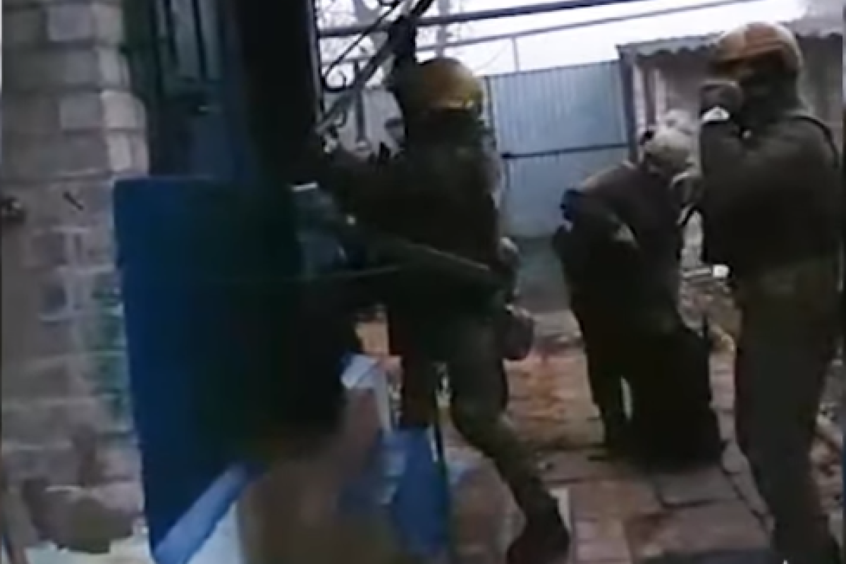 В Лисичанске спецназ штурмовал дом: задержано доверенное лицо "вора в законе" Гули Бакинского В Лисичанске спецназ штурмовал дом: задержано доверенное лицо "вора в законе" Гули Бакинского