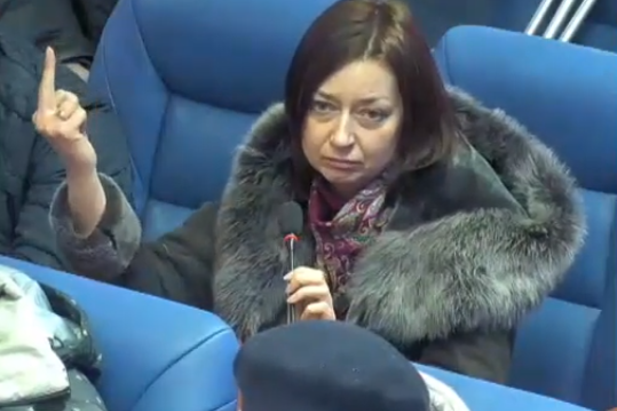 "55 миллионов в оффшорах": На сессии Лисичанского горсовета депутат показала средний палец на неудобный вопрос мэра "55 миллионов в оффшорах": На сессии Лисичанского горсовета депутат показала средний палец на неудобный вопрос мэра