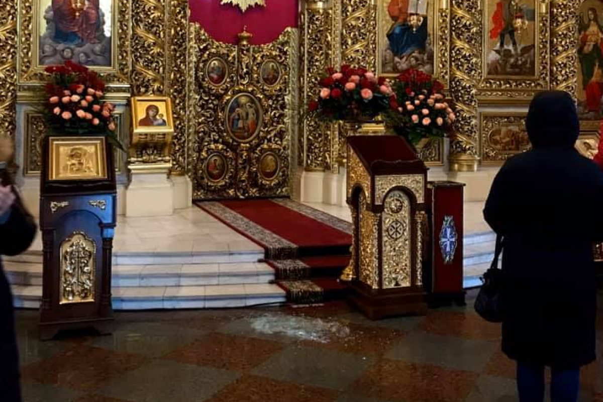 "Куда катится этот мир": В Михайловском соборе неадекватный мужчина разбил икону