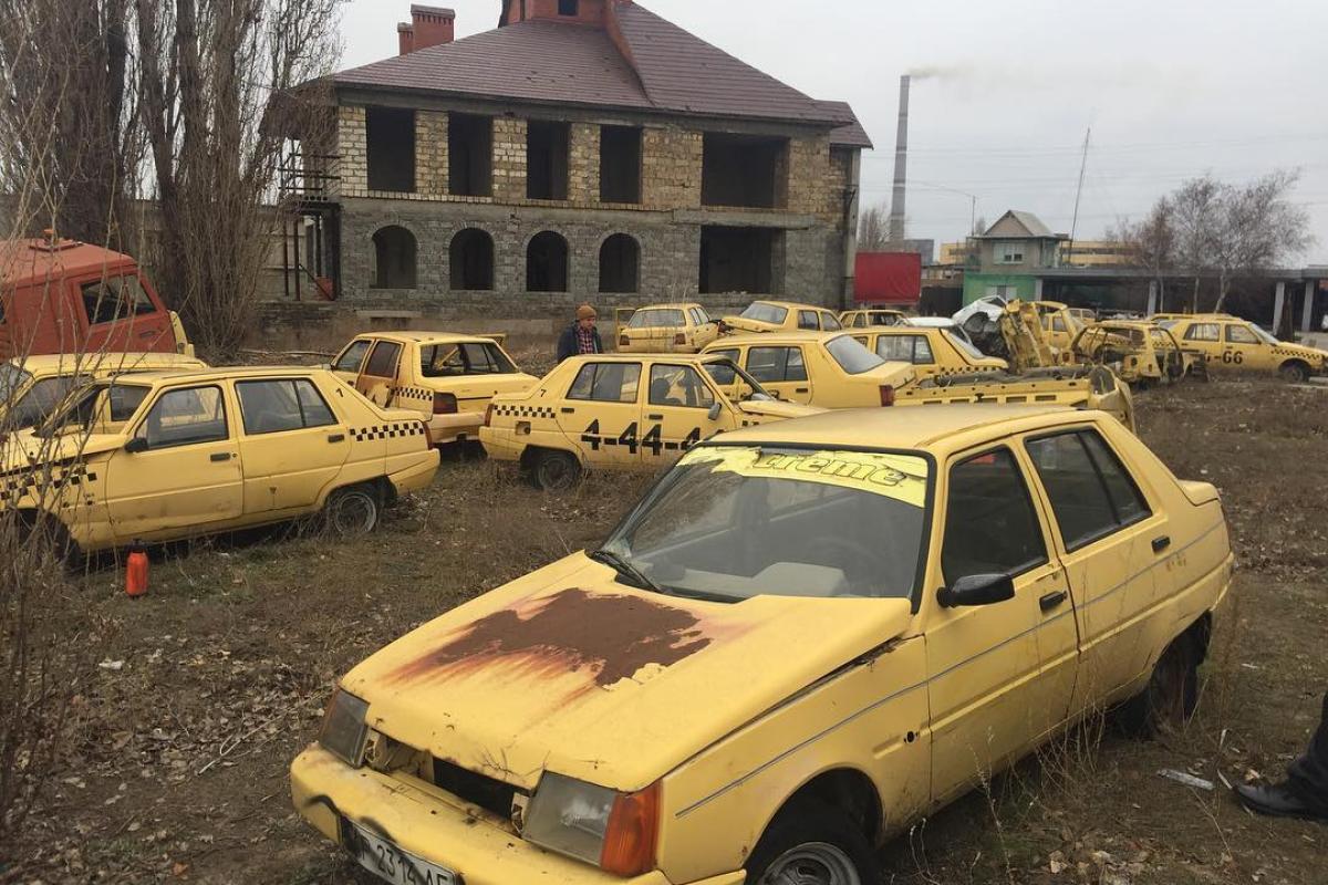 "Атмосфера декаданса": В Украине обнаружили "кладбище" желтых такси ЗАЗ "Атмосфера декаданса": В Украине обнаружили "кладбище" желтых такси ЗАЗ