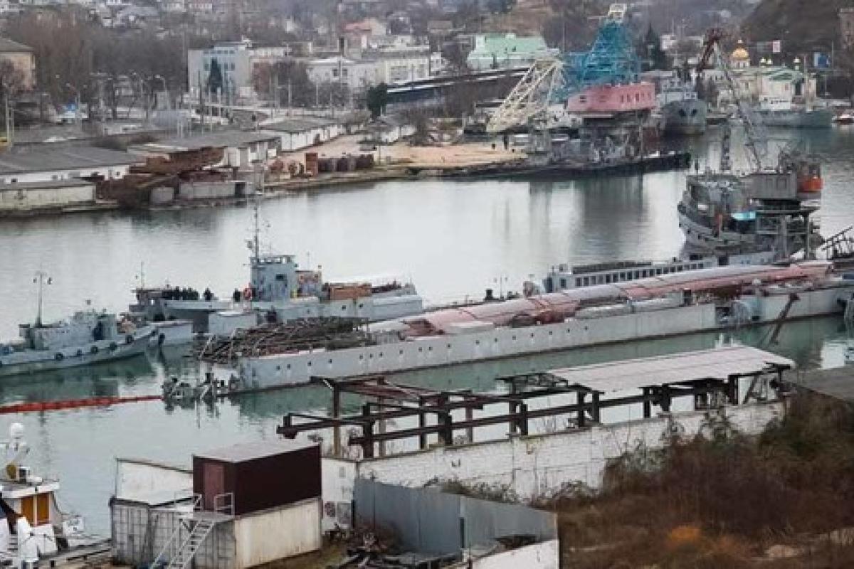 В Крыму затонул плавучий док вместе с российской подлодкой В Крыму затонул плавучий док вместе с российской подлодкой