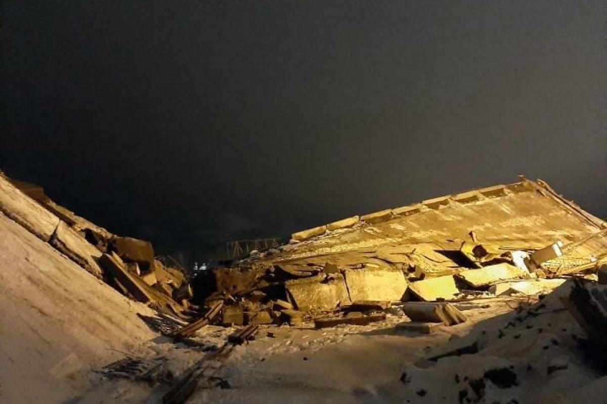 В России мост обрушился на автомобили с людьми В России мост обрушился на автомобили с людьми