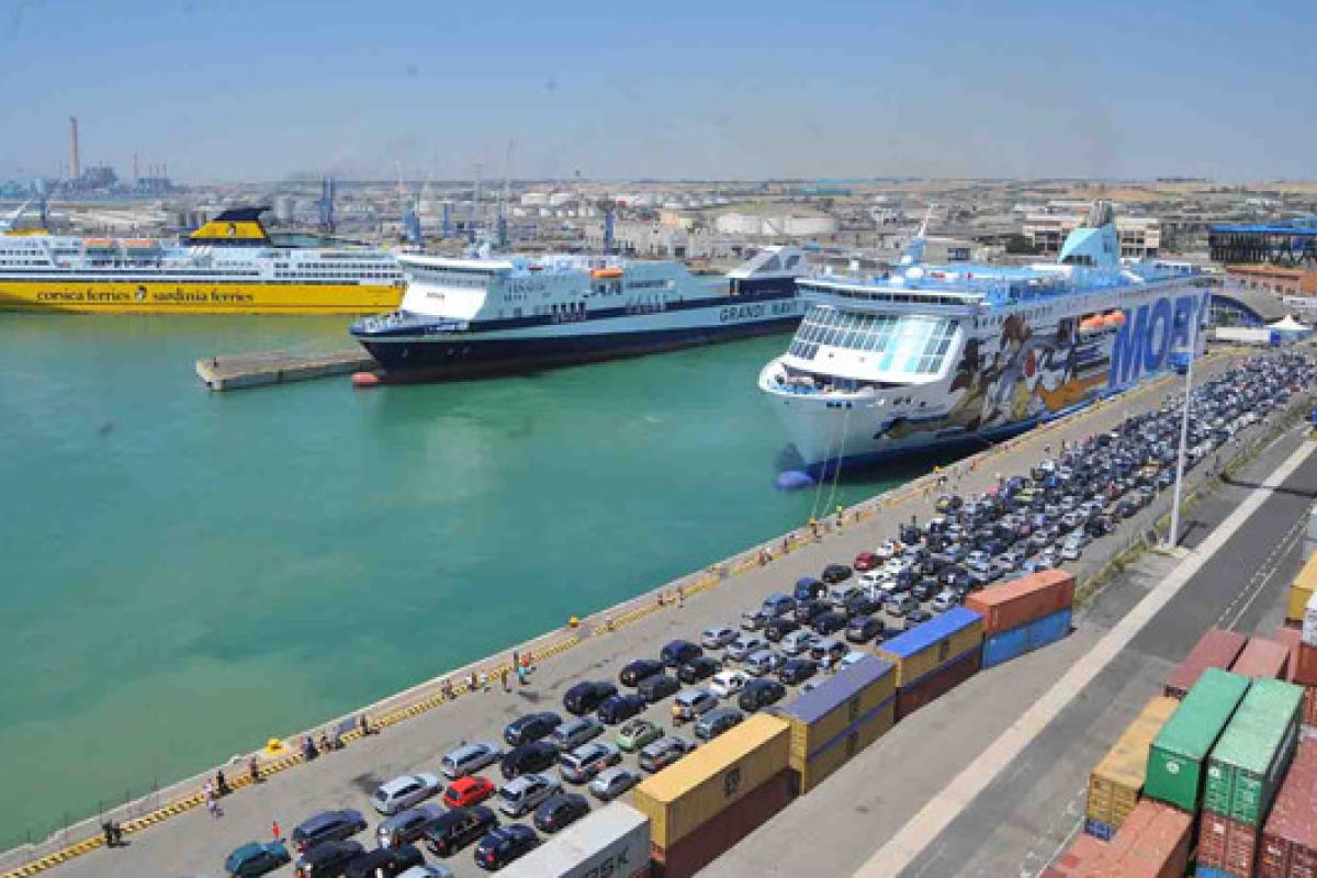 Коронавирус из Китая: Тысячи людей не могут покинуть итальянский круизный лайнер Коронавирус из Китая: Тысячи людей не могут покинуть итальянский круизный лайнер