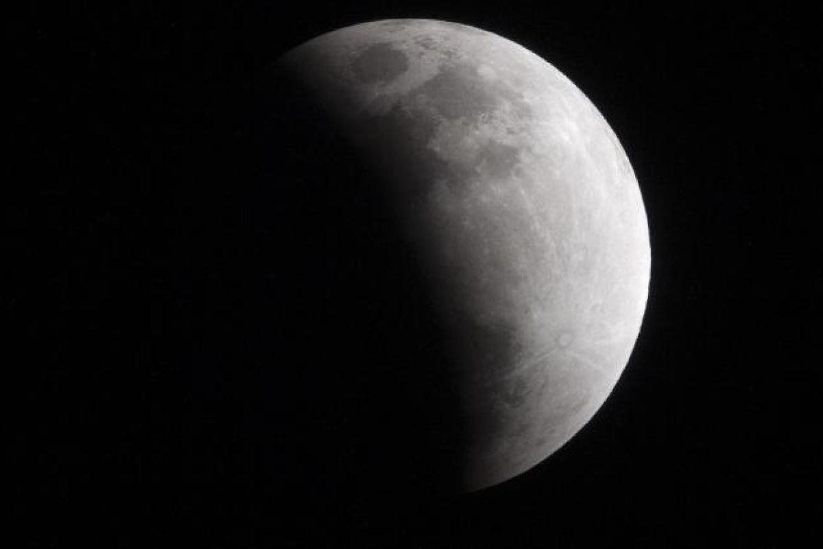 Во время лунного затмения на Земле поймали необъяснимый радиосигнал Во время лунного затмения на Земле поймали необъяснимый радиосигнал