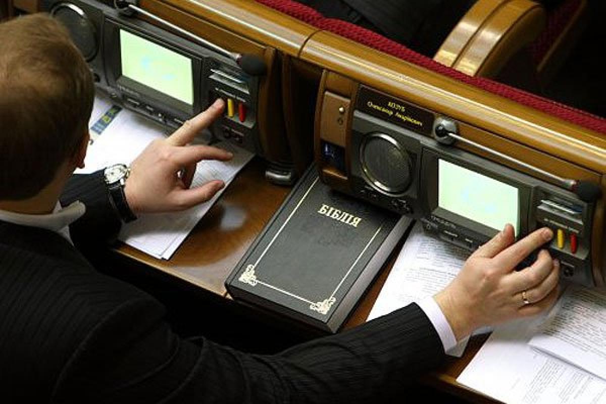 Зеленский подписал закон об уголовной ответственности депутатов за "кнопкодавство" Зеленский подписал закон об уголовной ответственности депутатов за "кнопкодавство"