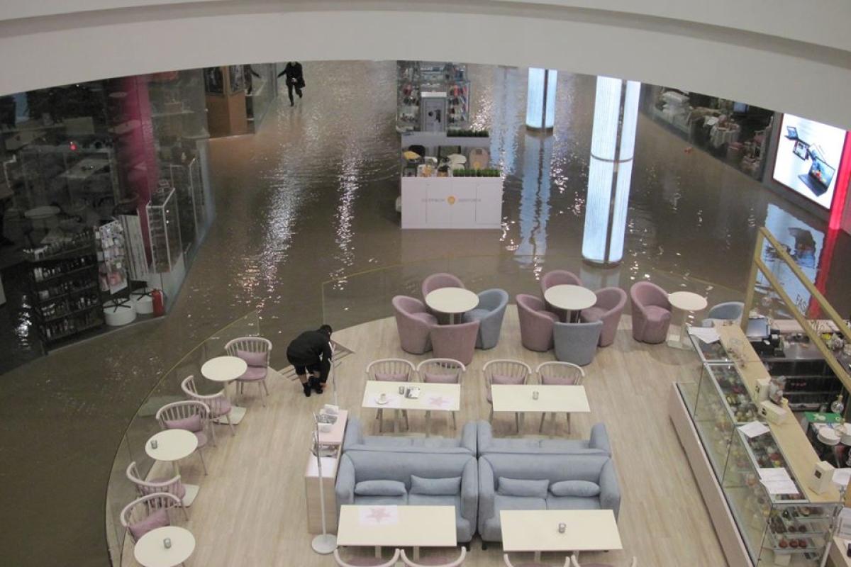 В Киеве прорвало теплотрассу, ТРЦ Ocean Plaza затопило кипятком: кадры В Киеве прорвало теплотрассу, ТРЦ Ocean Plaza затопило кипятком: кадры