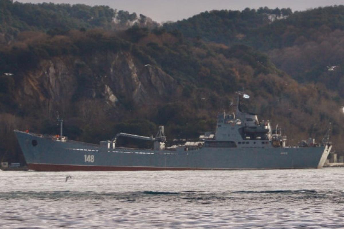 Российский большой десантный корабль притащили в Черное море на буксире