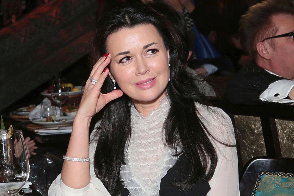 "Стало хуже?" Анастасию Заворотнюк перестали видеть в больнице "Стало хуже?" Анастасию Заворотнюк перестали видеть в больнице