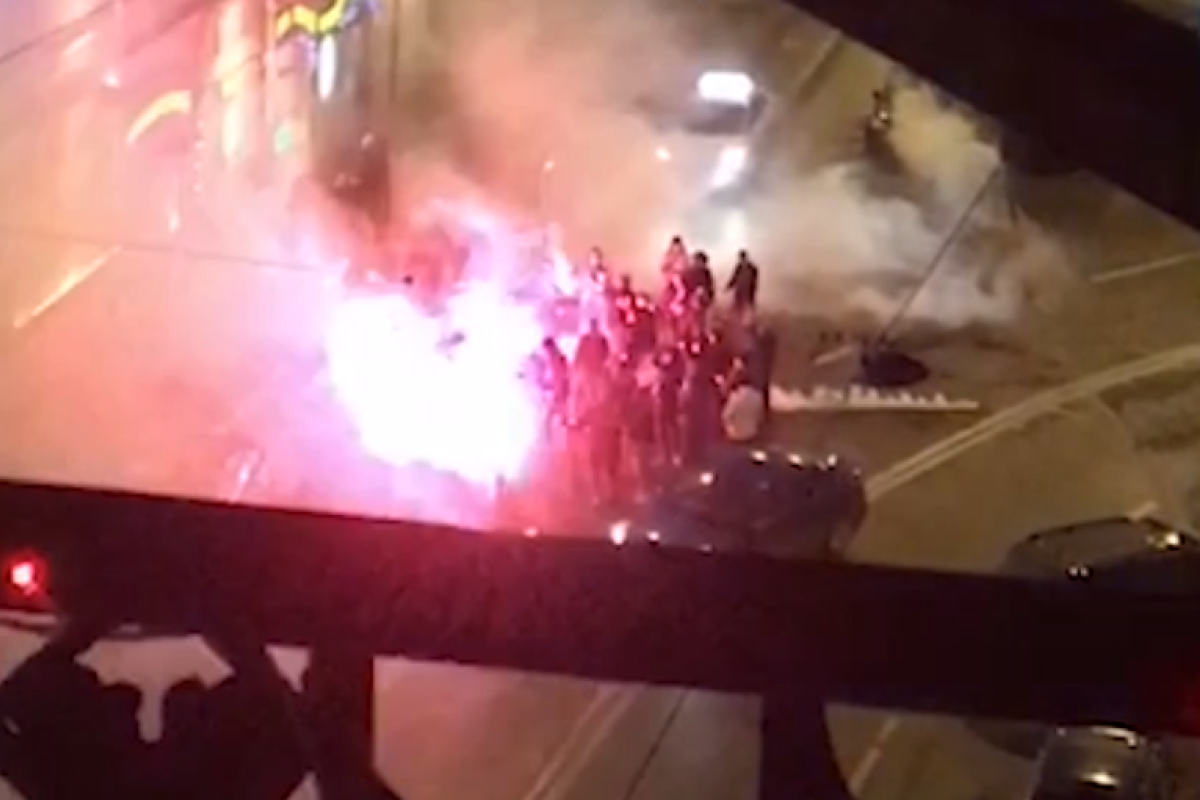 В Санкт-Петербурге толпа устроила посреди улицы фаер-шоу, прославляя Гитлера В Санкт-Петербурге толпа устроила посреди улицы фаер-шоу, прославляя Гитлера
