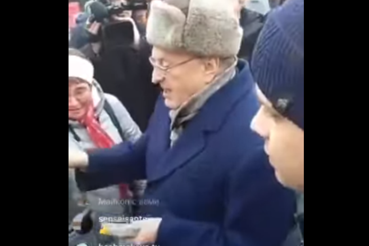 Жириновский в Москве раздавал деньги "крепостным и холопам": видео Жириновский в Москве раздавал деньги "крепостным и холопам": видео
