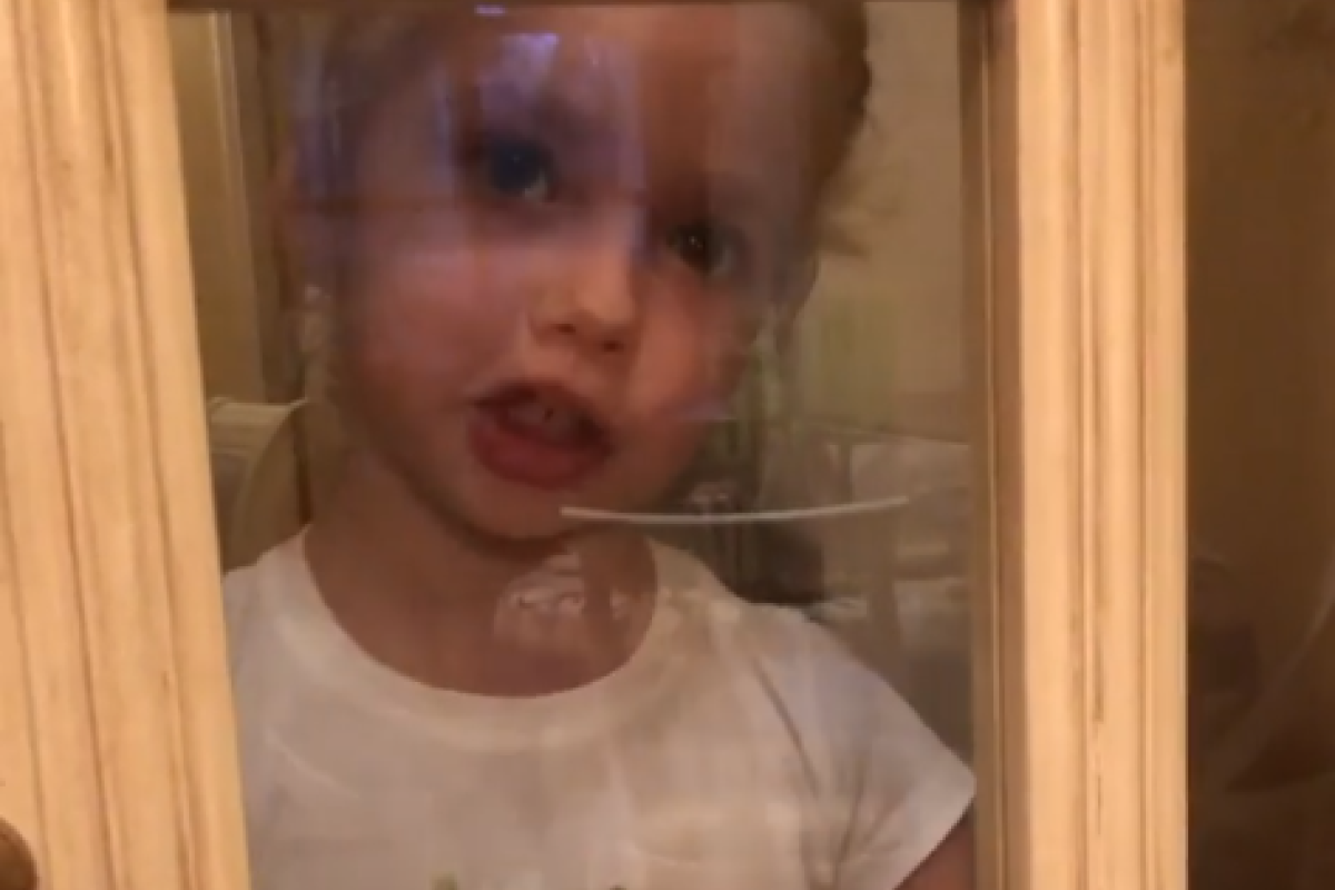 "Лиза изображает телевещание": Галкин показал одно из любимых развлечений дочери "Лиза изображает телевещание": Галкин показал одно из любимых развлечений дочери