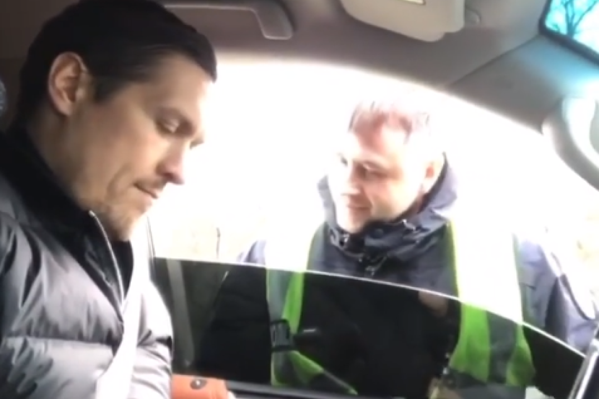 "Фотку сделаете с нами?" Появилось видео, как боксера Усика остановила полиция
