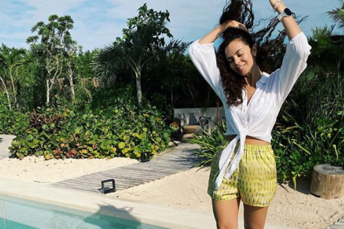 "Тень живет своей жизнью": Настя Каменских озадачила поклонников своей фотографией "Тень живет своей жизнью": Настя Каменских озадачила поклонников своей фотографией