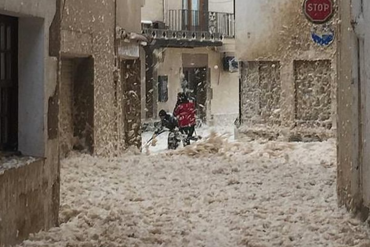 Испанский город затопило морской пеной в результате шторма "Глория" Испанский город затопило морской пеной в результате шторма "Глория"