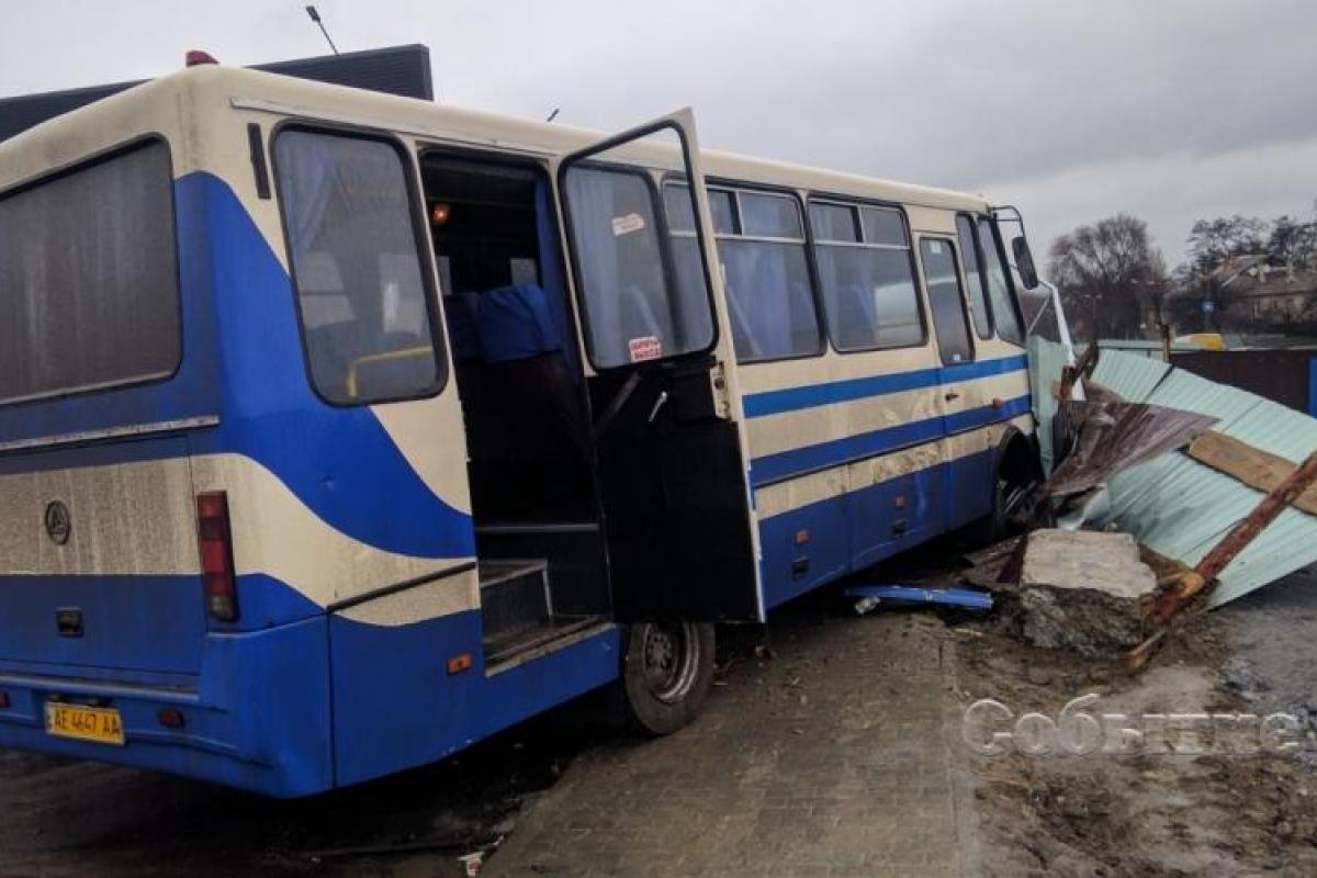 Жуткое ЧП на Днепропетровщине: водитель автобуса, заполненного детьми, умер во время движения Жуткое ЧП на Днепропетровщине: водитель автобуса, заполненного детьми, умер во время движения