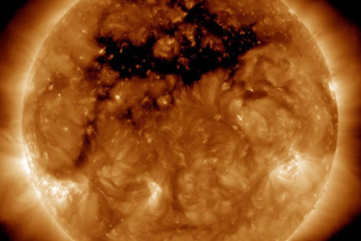 На Солнце образовалась громадная дыра, которая "смотрит" в сторону Земли На Солнце образовалась громадная дыра, которая "смотрит" в сторону Земли