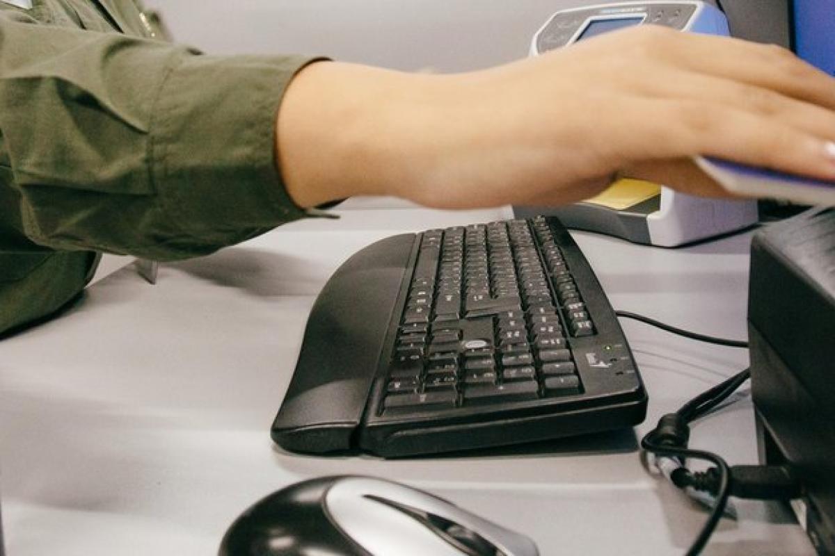 В запорожском аэропорту женщина ударила сотрудницу пограничной службы В запорожском аэропорту женщина ударила сотрудницу пограничной службы