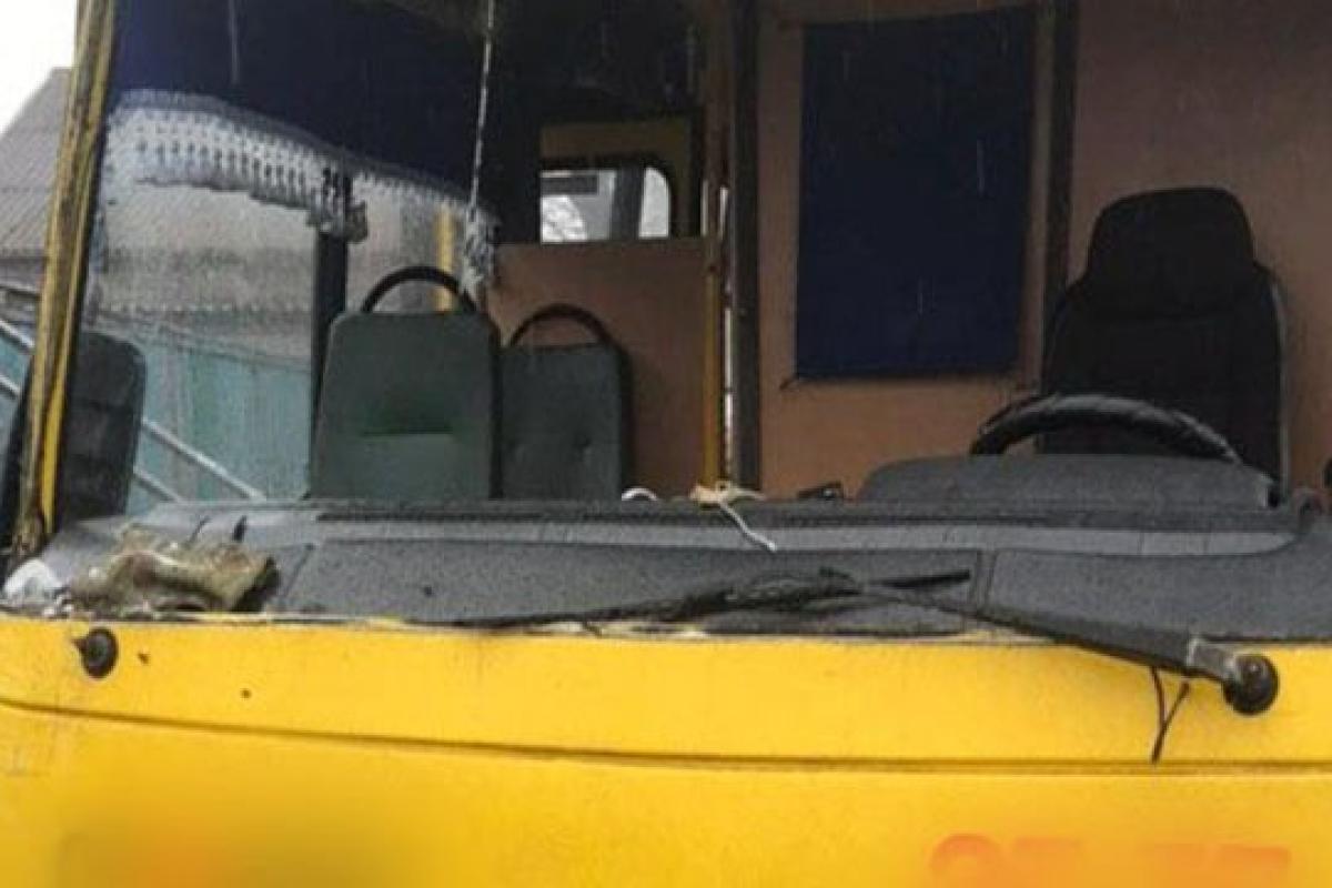 Влетел в остановку: В Мариуполе произошло ДТП Влетел в остановку: В Мариуполе произошло ДТП