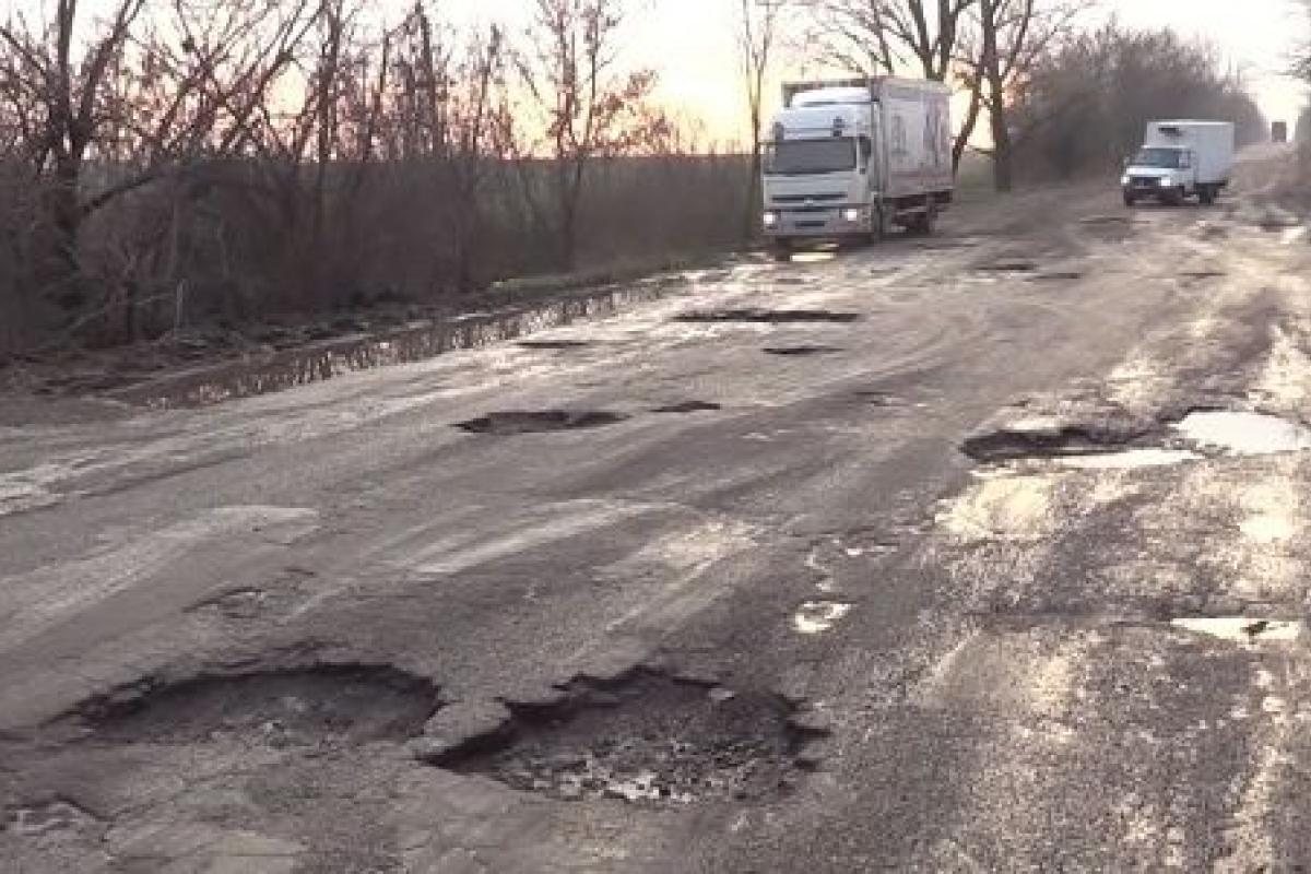 "Сделайте дорогу": Украинцы развесили дорожные знаки для чиновников