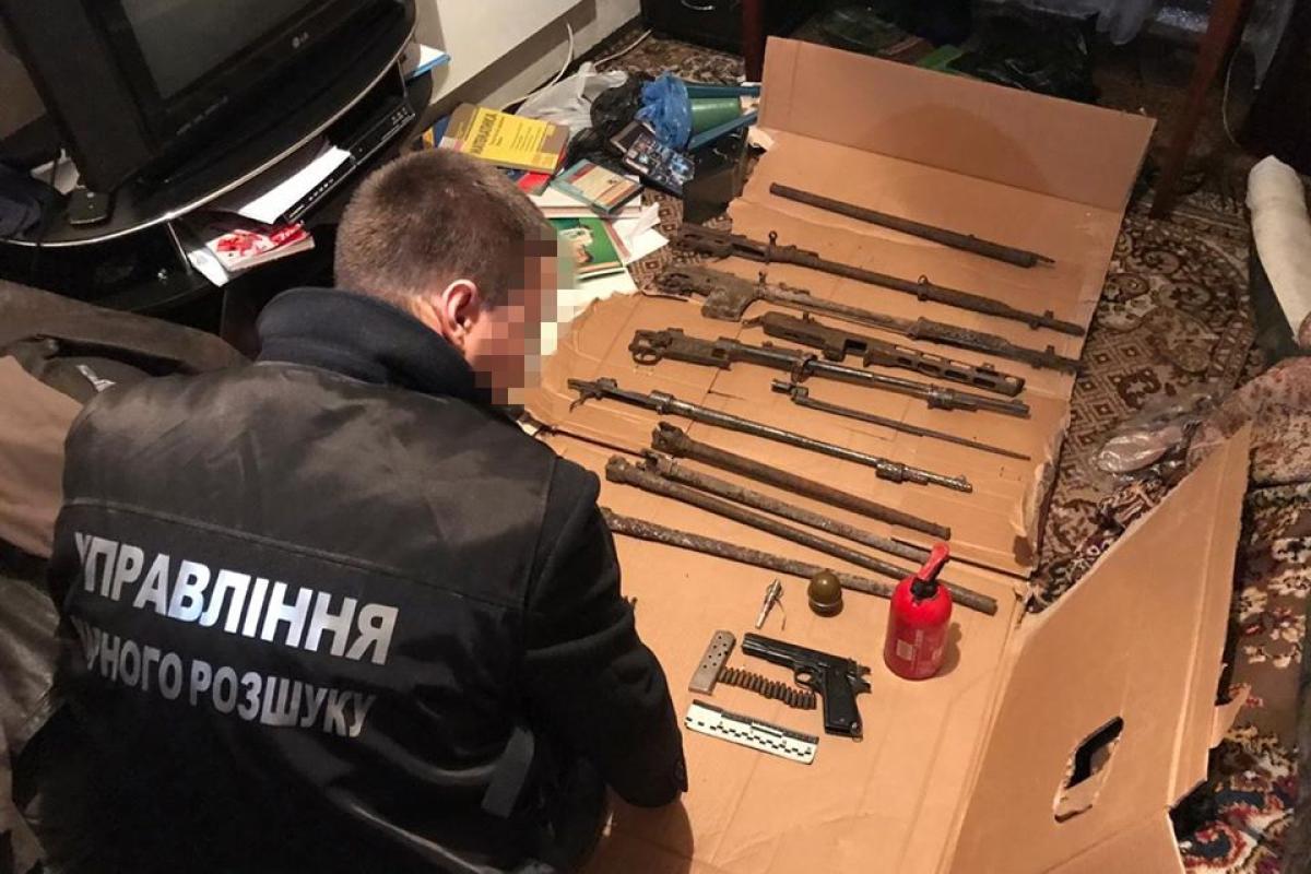 Лисичанские правоохранители изъяли оружейный арсенал, который припрятал в квартире боевик "ЛНР" Лисичанские правоохранители изъяли оружейный арсенал, который припрятал в квартире боевик "ЛНР"