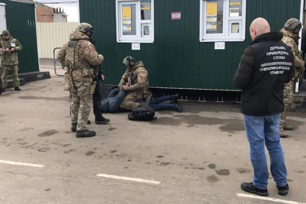 На Луганщине задержали боевика "ДНР", который пытался попасть в Украину На Луганщине задержали боевика "ДНР", который пытался попасть в Украину