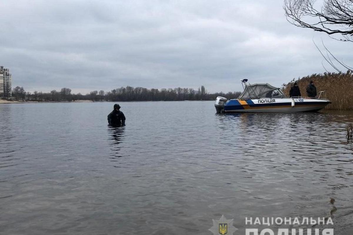 В Киеве рыбаки выловили из Днепра человеческую голову в пакете В Киеве рыбаки выловили из Днепра человеческую голову в пакете