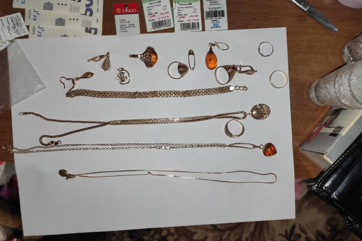 Поймали на "горячем": В Попасной задержали квартирных воров Поймали на "горячем": В Попасной задержали квартирных воров