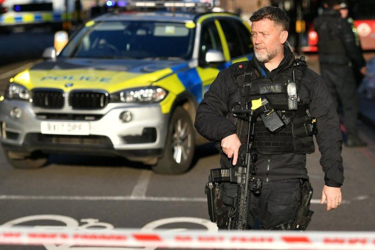 Теракт в Лондоне: Вооруженный мужчина с ножом напал на людей Теракт в Лондоне: Вооруженный мужчина с ножом напал на людей