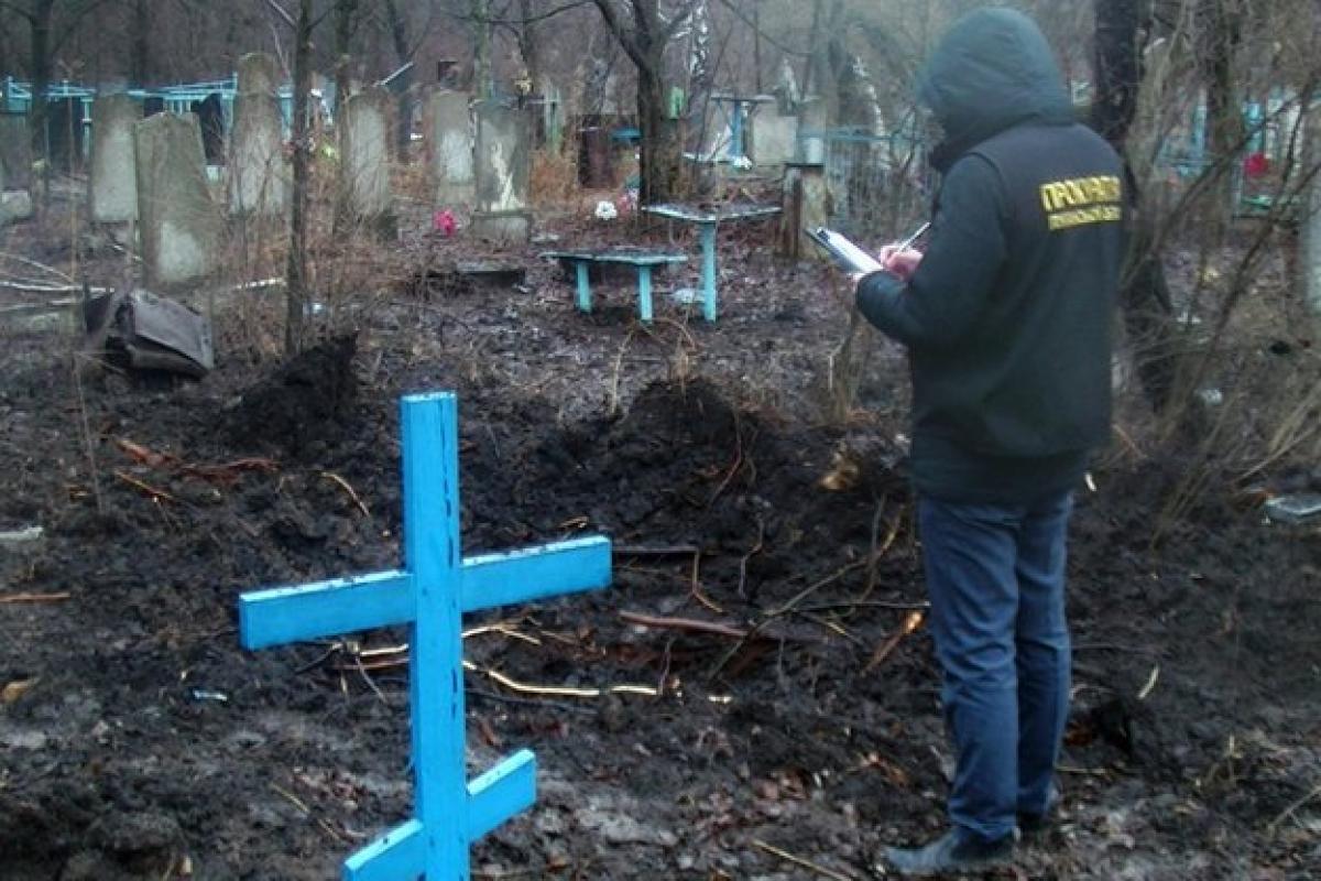Циничный обстрел кладбища в Попасной квалифицировали как нарушение законов и обычаев войны Циничный обстрел кладбища в Попасной квалифицировали как нарушение законов и обычаев войны