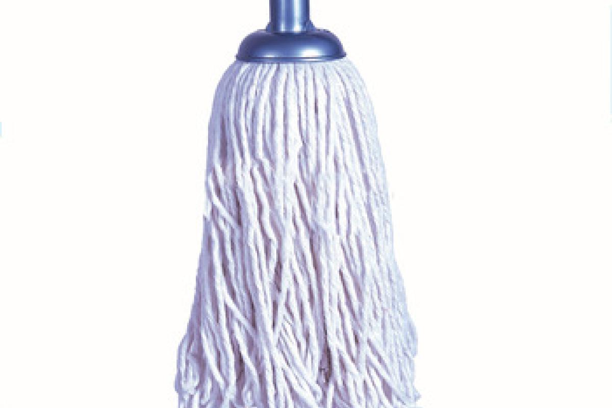 Отбилась мокрой шваброй: В Польше продавщица выгнала вооруженного грабителя (видео) Отбилась мокрой шваброй: В Польше продавщица выгнала вооруженного грабителя (видео)