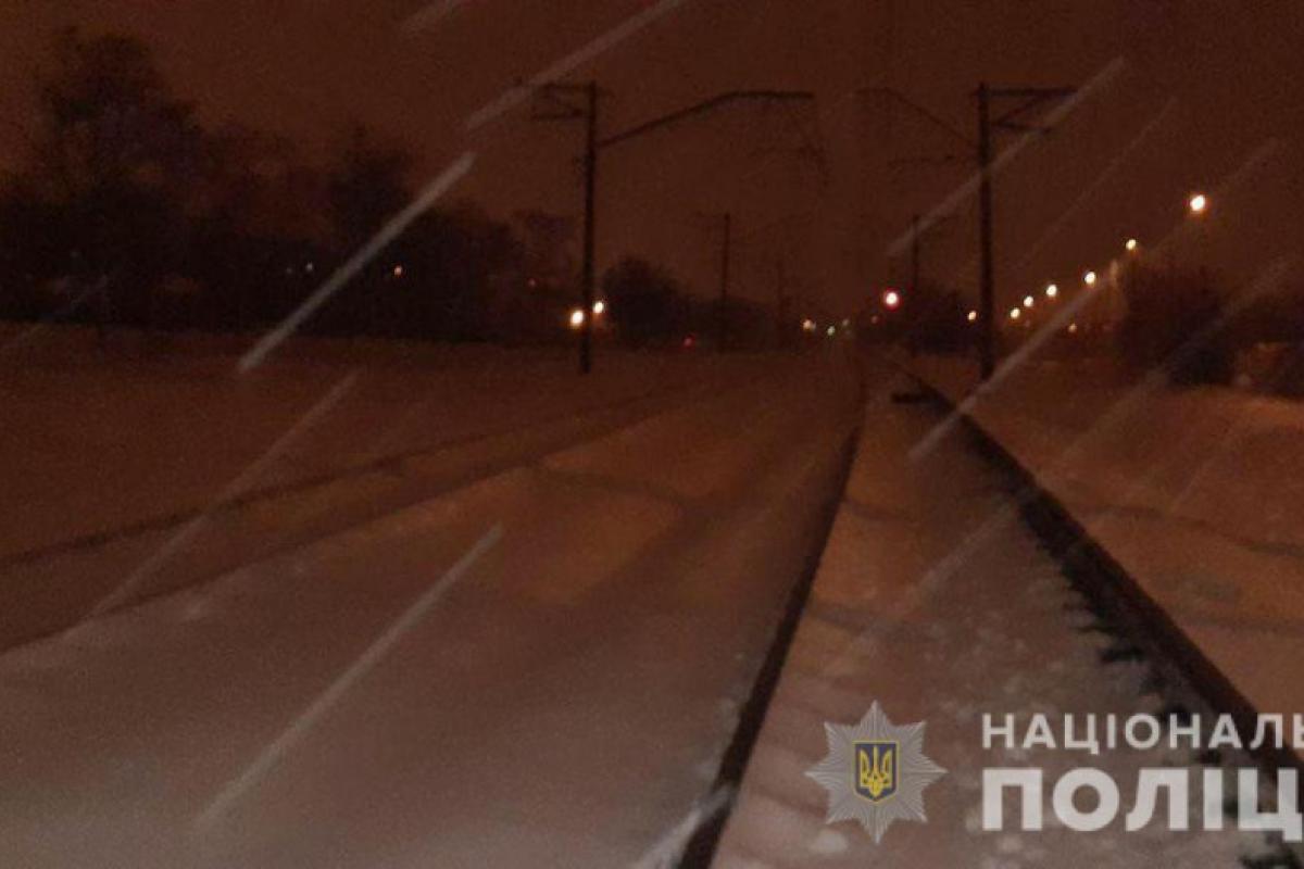 Скончался на месте: На Донбассе пассажирский поезд сбил человека Скончался на месте: На Донбассе пассажирский поезд сбил человека