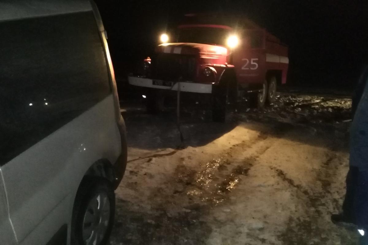 Непогода на Луганщине: В Лисичанске рейсовый автобус застрял в снегу, а под Новоайдаром авто угодило в канаву с грязью Непогода на Луганщине: В Лисичанске рейсовый автобус застрял в снегу, а под Новоайдаром авто угодило в канаву с грязью