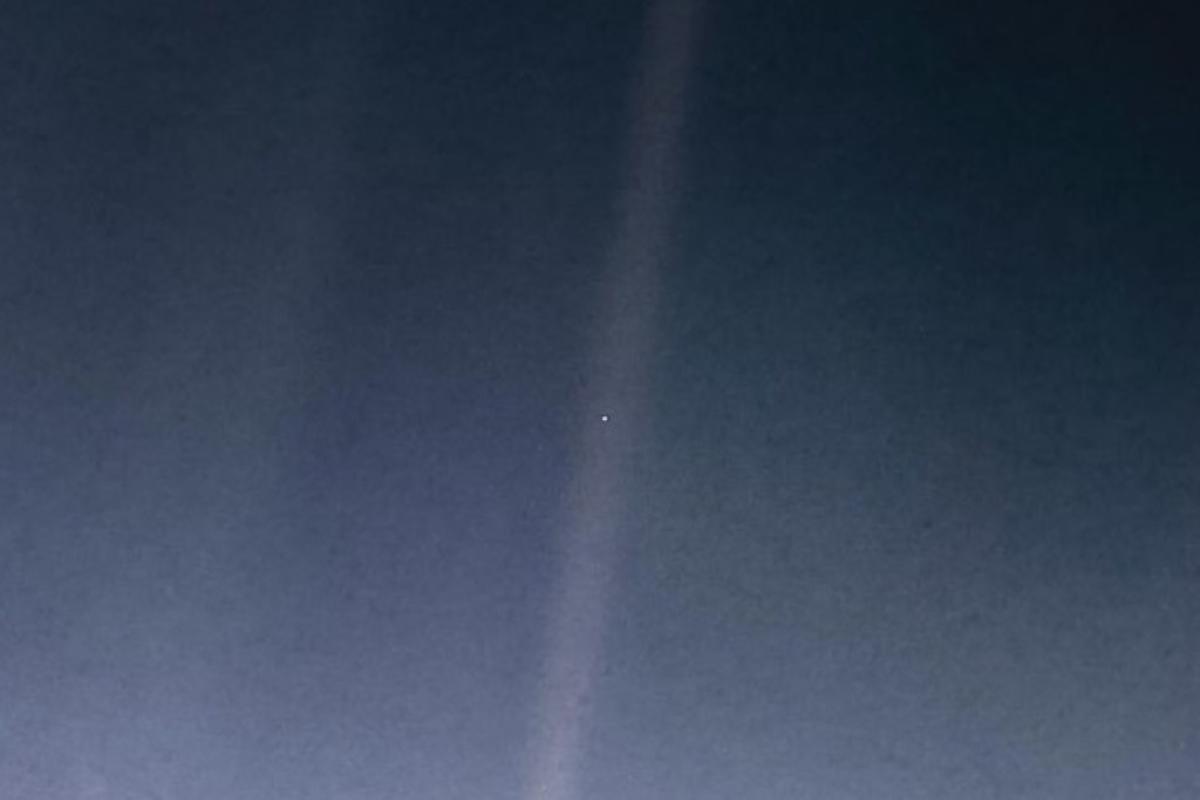 Бледно-голубая точка: в NASA обновили невероятное фото Земли с самого дальнего расстояния Бледно-голубая точка: в NASA обновили невероятное фото Земли с самого дальнего расстояния