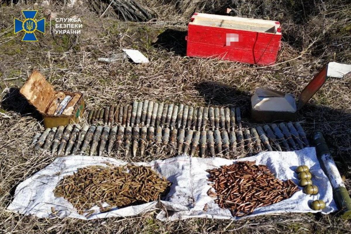 Артиллерийские снаряды и патроны: На Луганщине нашли тайник боеприпасов