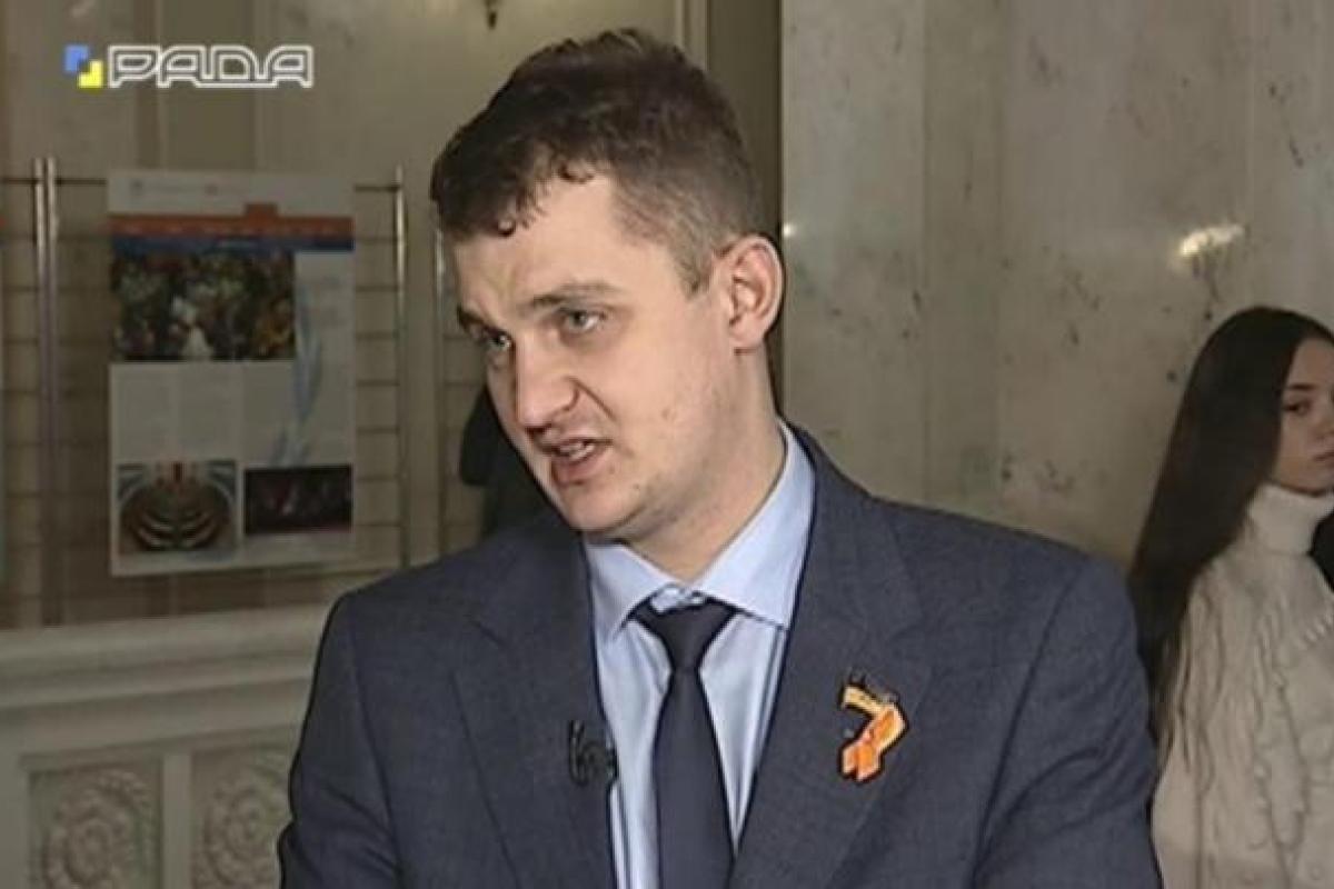 "Продай собаку и заплати за коммуналку": Депутат от "Слуги народа" дал совет украинской пенсионерке