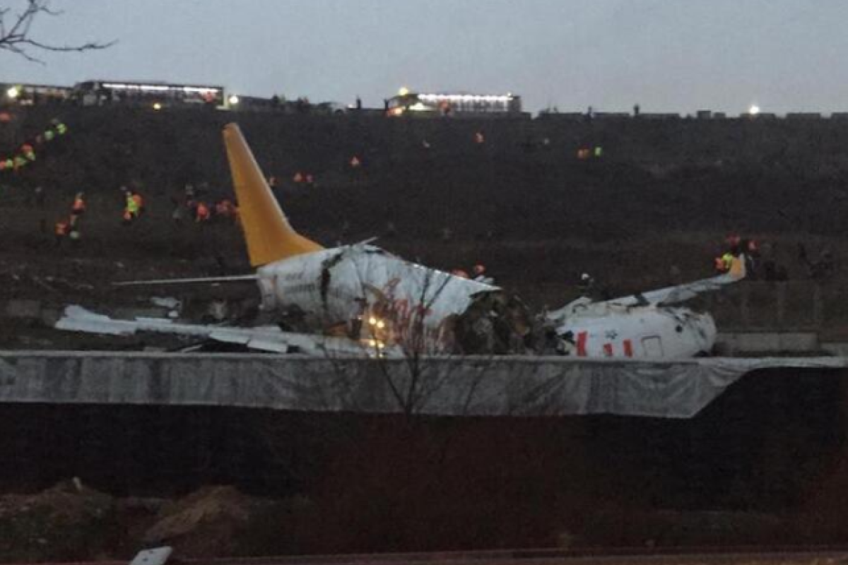 В аэропорту Стамбула самолет с пассажирами рухнул в овраг и развалился В аэропорту Стамбула самолет с пассажирами рухнул в овраг и развалился