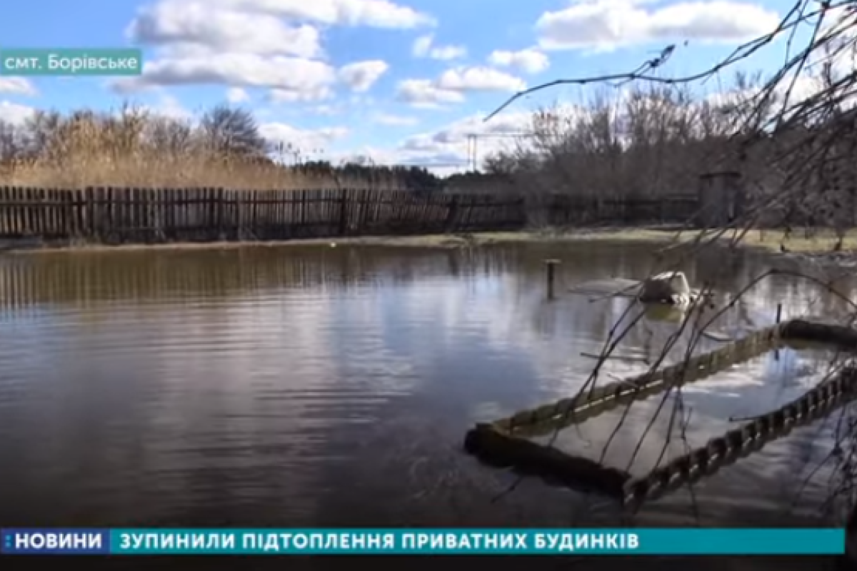 Потоп под Северодонецком: Боровское уходит под воду, огороды местных жителей превращаются в озера Потоп под Северодонецком: Боровское уходит под воду, огороды местных жителей превращаются в озера