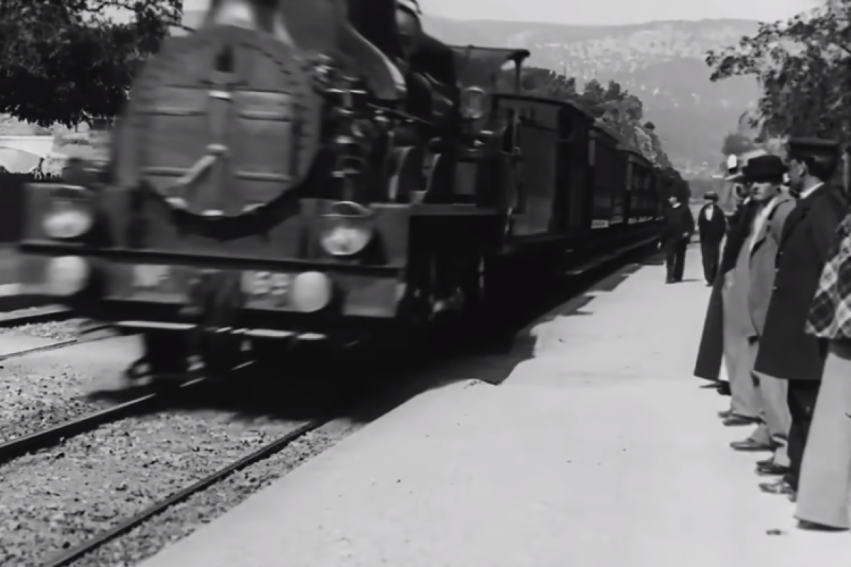 "Прибытие поезда" в 4К: Искусственный интеллект улучшил качество старинного фильма братьев Люмьер "Прибытие поезда" в 4К: Искусственный интеллект улучшил качество старинного фильма братьев Люмьер