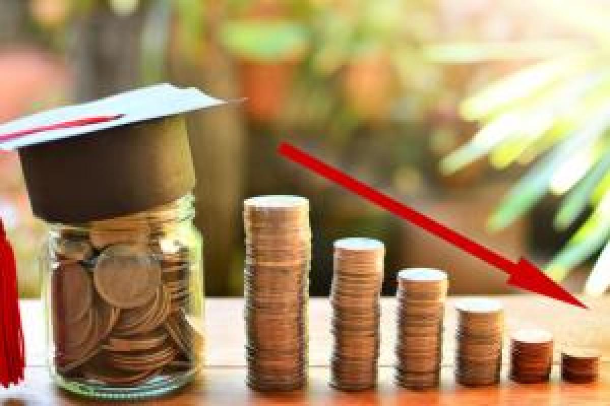 Правительство хочет урезать надбавки врачам и учителям - депутат