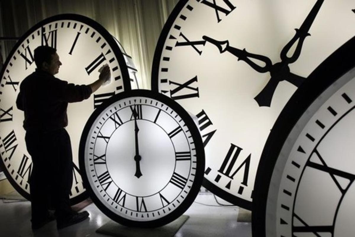 Придется вставать раньше: когда в Украине переводят часы