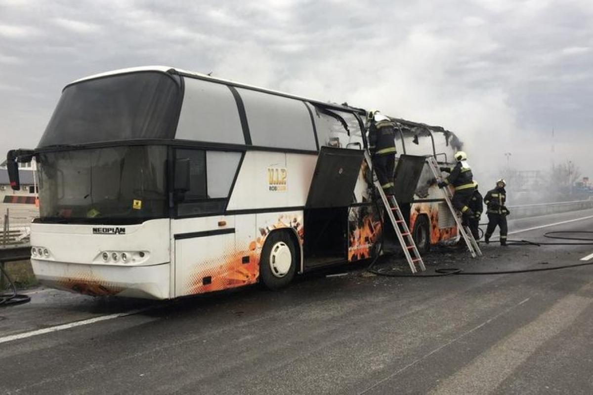 Дорога домой: В Венгрии загорелся автобус с украинцами Дорога домой: В Венгрии загорелся автобус с украинцами