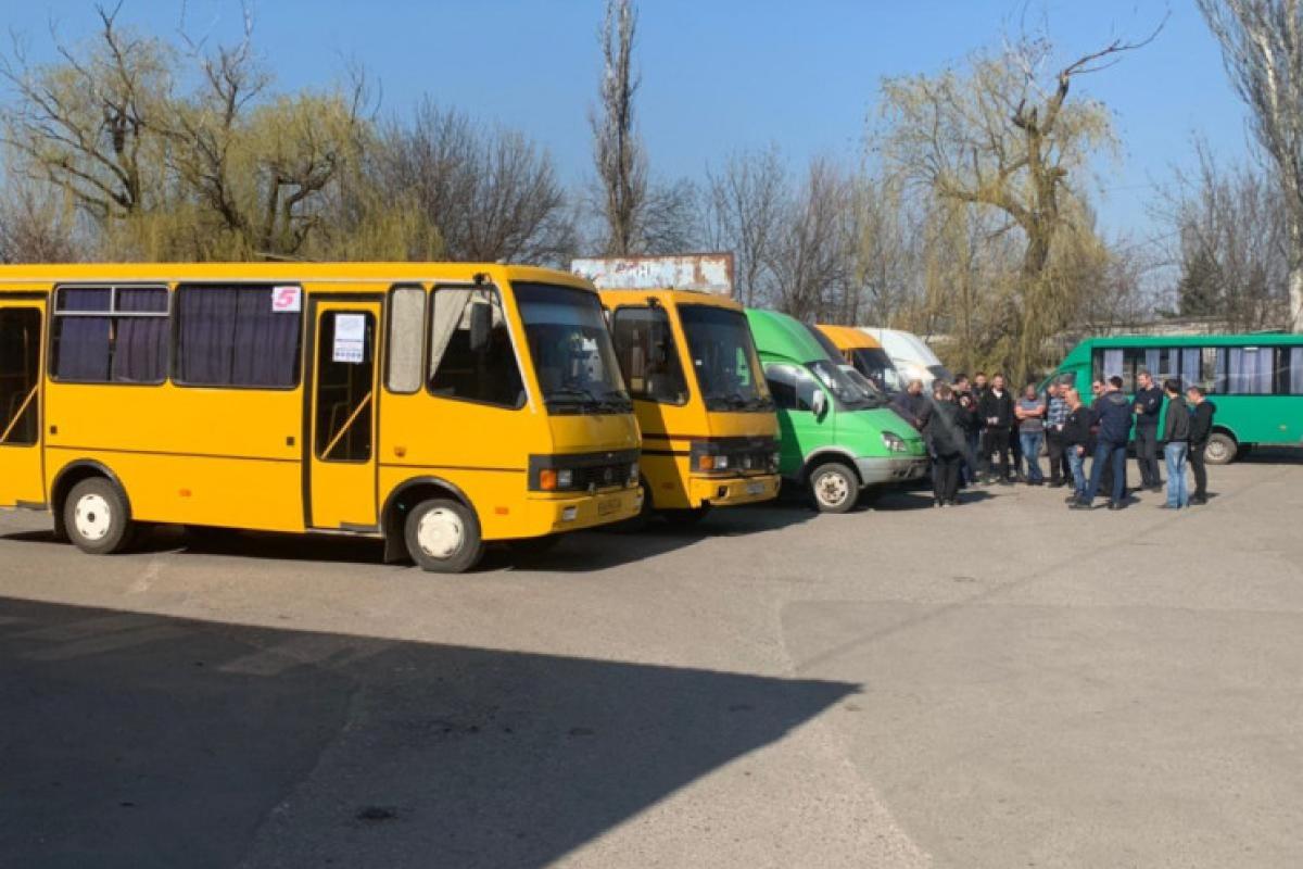 "До 10 пассажиров": В Покровске митингуют перевозчики  "До 10 пассажиров": В Покровске митингуют перевозчики