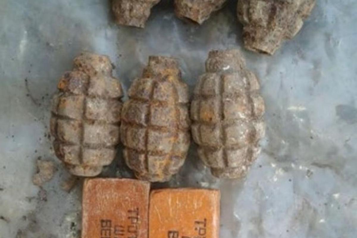 Гранаты, тротил, патроны: В Лисичанске задержали боевика "ЛНР", который хранил боеприпасы Гранаты, тротил, патроны: В Лисичанске задержали боевика "ЛНР", который хранил боеприпасы