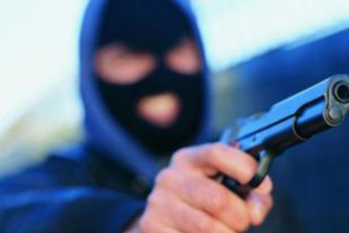 В Лисичанске произошло ограбление магазина, продавцу выстрелили в живот, - соцсети В Лисичанске произошло ограбление магазина, продавцу выстрелили в живот, - соцсети
