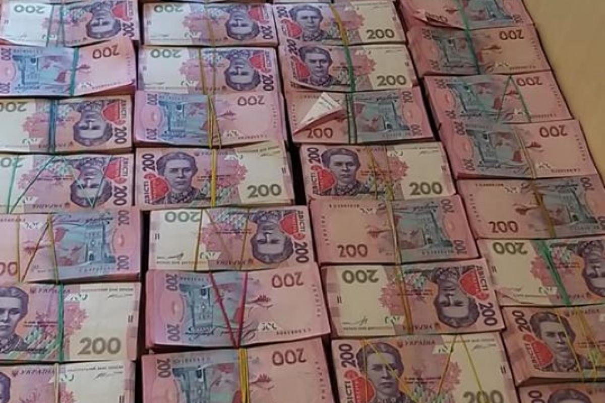 2 миллиона гривен: на КПВВ "Марьинка" женщина незаконно провозила наличные